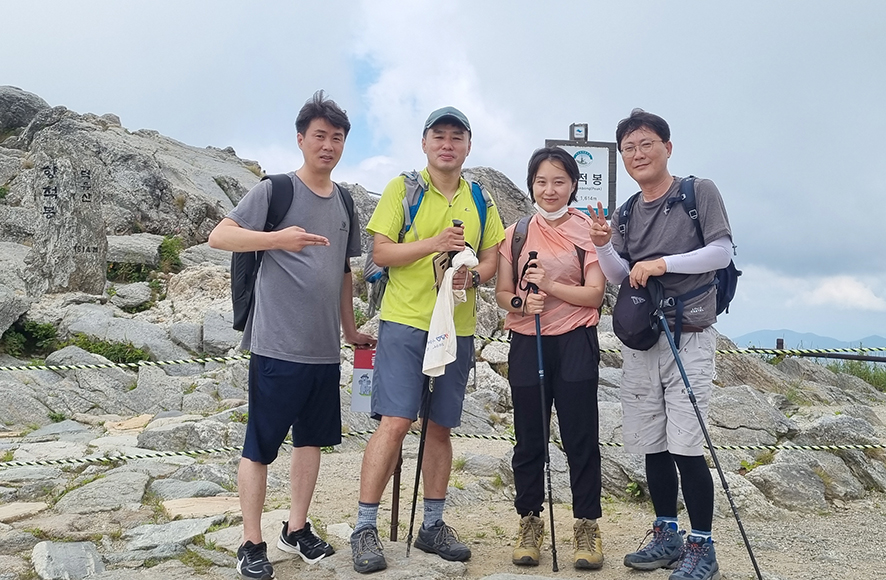 등산 매력에 흠뻑... 붉게 익어가는 가을산에 올라봐요